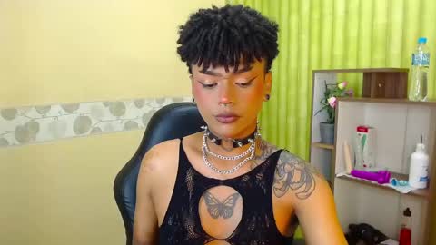 Snapshot of aaronbakers chatting on January 18, 2:25 am im NiallDun online show from January 18, 2:25 am