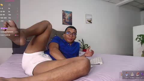 Snapshot of aaronblack1_ chatting on June 3, 11:43 pm Heyy my name is Aaron online show from June 3, 11:43 pm