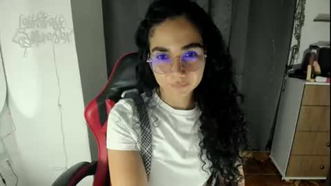 Snapshot of abbi_moon chatting on June 21, 8:33 pm Martina online show from June 21, 8:33 pm