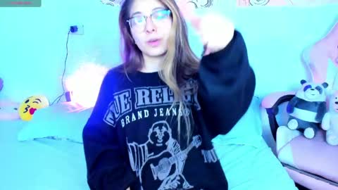 Snapshot of abbie_senjen chatting on May 7, 4:51 am April online show from May 7, 4:51 am