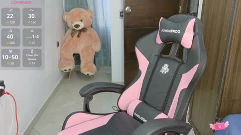 Snapshot of abby_tits chatting on December 15, 8:15 pm ABBY  online show from December 15, 8:15 pm