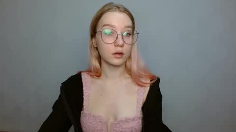 Snapshot of abbymoore__ chatting on January 4, 9:21 am Abby Lovense is active online show from January 4, 9:21 am