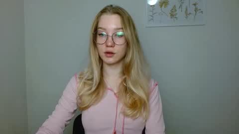Snapshot of abbymoore__ chatting on September 28, 8:42 am Abby Lovense is active online show from September 28, 8:42 am