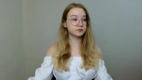 Snapshot of abbymoore__ chatting on April 23, 10:25 am Abby Lovense is active online show from April 23, 10:25 am