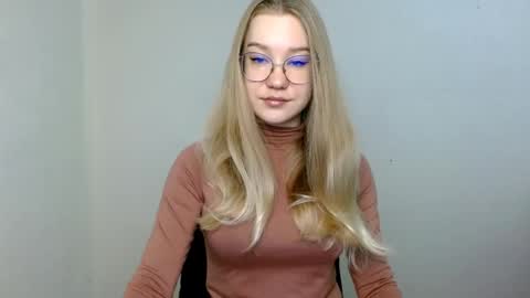 Snapshot of abbymoore__ chatting on May 29, 9:51 am Abby Lovense is active online show from May 29, 9:51 am