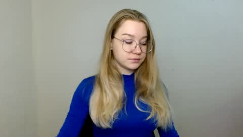 Snapshot of abbymoore__ chatting on May 30, 9:17 am Abby Lovense is active online show from May 30, 9:17 am