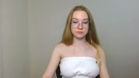 Snapshot of abbymoore__ chatting on July 4, 9:04 am Abby Lovense is active online show from July 4, 9:04 am