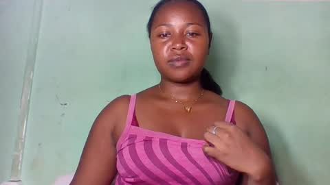 Snapshot of abella677022 chatting on July 1, 9:11 am abella677022 online show from July 1, 9:11 am