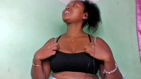 Snapshot of abella677022 chatting on July 11, 6:38 am abella677022 online show from July 11, 6:38 am