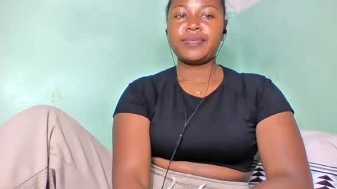 Snapshot of abella677022 chatting on July 15, 9:25 am abella677022 online show from July 15, 9:25 am
