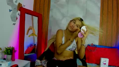 Snapshot of abigailsandoval chatting on May 15, 6:15 pm abi online show from May 15, 6:15 pm