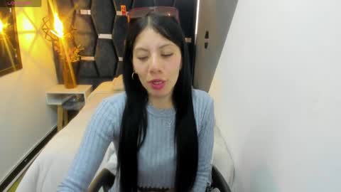 Abril Fox online show from April 7, 9:15 pm