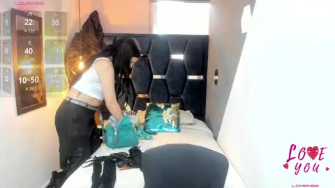 Snapshot of abril_fox__ chatting on May 27, 8:28 pm Abril Fox online show from May 27, 8:28 pm
