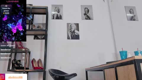 Snapshot of abril_ricci chatting on December 29, 2:21 pm Abril  online show from December 29, 2:21 pm