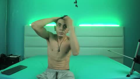 Snapshot of abrilandjulian chatting on February 19, 12:23 pm Abril and Julian online show from February 19, 12:23 pm