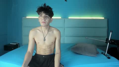 Snapshot of abrilandjulian chatting on February 21, 11:44 am Abril and Julian online show from February 21, 11:44 am