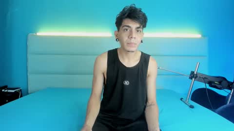 Snapshot of abrilandjulian chatting on February 23, 11:51 am Abril and Julian online show from February 23, 11:51 am