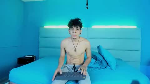 Snapshot of abrilandjulian chatting on February 24, 11:41 am Abril and Julian online show from February 24, 11:41 am