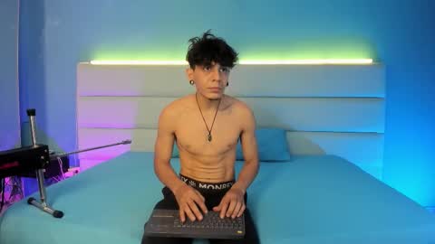 Snapshot of abrilandjulian chatting on February 27, 11:43 am Abril and Julian online show from February 27, 11:43 am