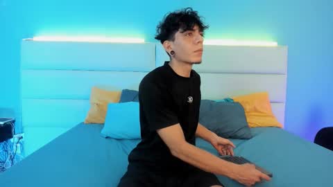 Snapshot of abrilandjulian chatting on February 28, 11:33 am Abril and Julian online show from February 28, 11:33 am