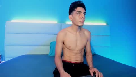 Snapshot of abrilandjulian chatting on March 2, 12:01 pm Abril and Julian online show from March 2, 12:01 pm