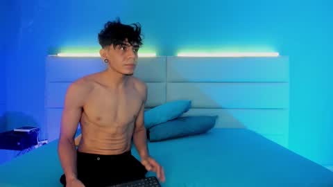 Snapshot of abrilandjulian chatting on March 3, 11:38 am Abril and Julian online show from March 3, 11:38 am