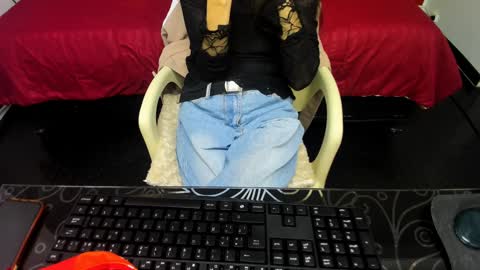 Snapshot of abrillee1 chatting on February 1, 7:02 pm ABRIL online show from February 1, 7:02 pm