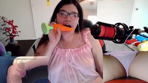 Snapshot of achubbygummy chatting on May 8, 10:15 pm AChubbyGummy online show from May 8, 10:15 pm