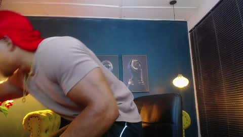 Snapshot of adam_fit19cm chatting on April 26, 1:36 am adam_fit19cm online show from April 26, 1:36 am