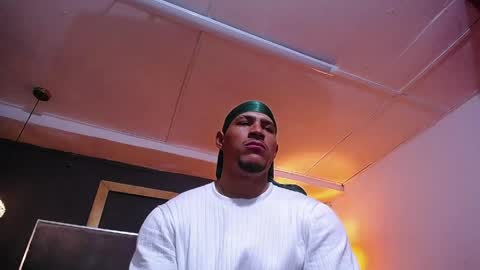 Snapshot of adam_fit19cm chatting on April 27, 2:15 pm adam_fit19cm online show from April 27, 2:15 pm