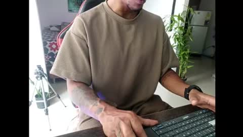 Snapshot of adam_valencia chatting on June 25, 3:49 pm Adam Valencia online show from June 25, 3:49 pm