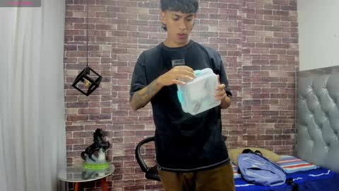 Snapshot of adamcoox chatting on December 28, 10:25 am Adam online show from December 28, 10:25 am