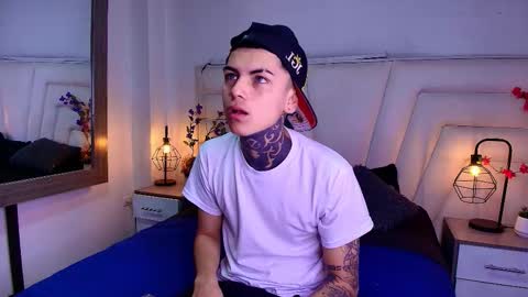 Snapshot of adamswalkerr_ chatting on February 9, 12:42 pm AdamsWalkerr online show from February 9, 12:42 pm