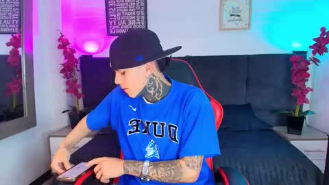 Snapshot of adamswalkerr_ chatting on February 25, 12:26 pm AdamsWalkerr online show from February 25, 12:26 pm