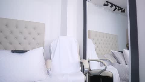 Adan Johns online show from February 25, 11:33 pm