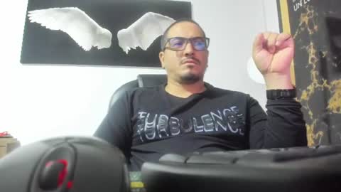 Snapshot of adan_smith_ chatting on June 10, 8:02 am online show from June 10, 8:02 am