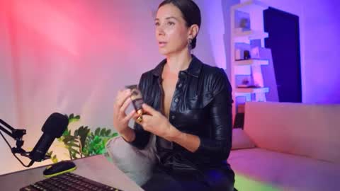 Snapshot of addictsqueen chatting on October 27, 3:21 am ADDICTION online show from October 27, 3:21 am