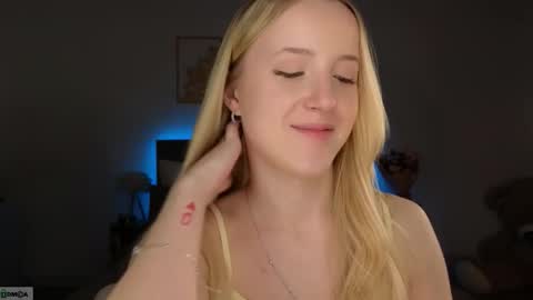 Snapshot of adele_armas chatting on February 23, 9:01 pm Adele online show from February 23, 9:01 pm