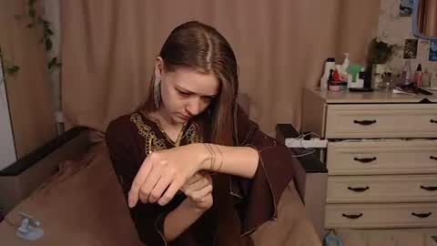 Snapshot of adelin_maxwell chatting on June 29, 3:23 pm Lina online show from June 29, 3:23 pm
