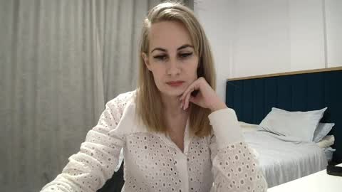 Adellyn online show from April 5, 6:05 pm