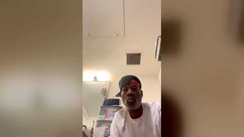 Snapshot of adick_ting chatting on April 8, 12:27 pm adick_ting online show from April 8, 12:27 pm