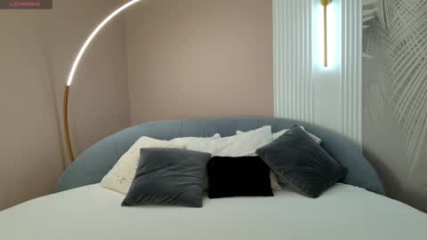 adoracortes online show from March 18, 5:10 am