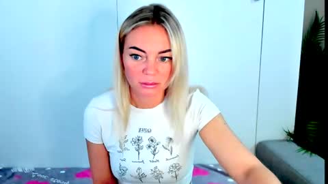 Snapshot of adriana_coy_ chatting on June 10, 11:09 am Adriana online show from June 10, 11:09 am