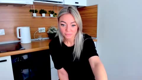 Snapshot of adriana_coy_ chatting on June 14, 12:40 pm Adriana online show from June 14, 12:40 pm