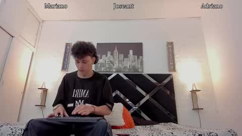 Snapshot of adriano_bigcock chatting on October 17, 3:53 am Adrian online show from October 17, 3:53 am