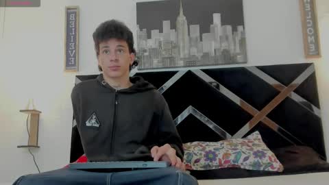 Snapshot of adriano_bigcock chatting on November 5, 4:01 am Adrian online show from November 5, 4:01 am