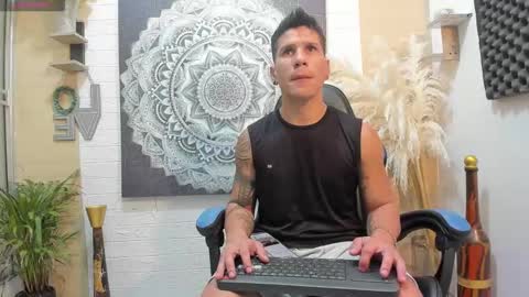 Snapshot of adriano_bigcock chatting on January 19, 3:21 am Adrian online show from January 19, 3:21 am