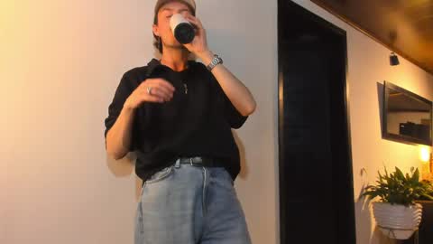 Snapshot of adrianwilliams_ chatting on April 24, 12:35 am Adrian Williams online show from April 24, 12:35 am