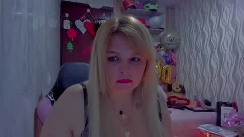 Snapshot of adriiana_fox_ chatting on June 8, 11:27 pm adriiana_fox_ online show from June 8, 11:27 pm