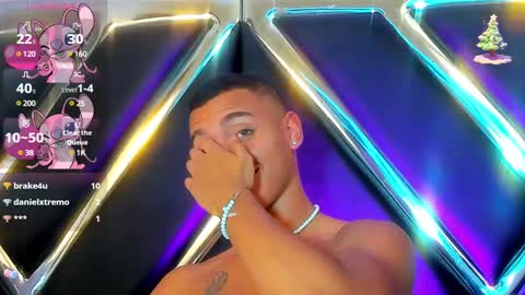 Snapshot of adriianlopez chatting on December 11, 10:49 pm Adrian Lopez online show from December 11, 10:49 pm